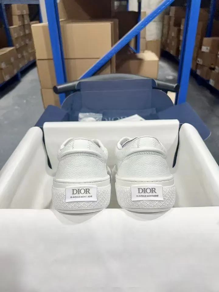 👟👟Ex-factory price 560👟👟 𝐃𝐢𝐨𝐫 𝐱 𝐒𝐭𝐨𝐧𝐞 𝐈𝐬𝐥𝐚𝐧𝐝 𝐁𝟯𝟯 Dior co-branded Stone Island new casual sports shoes Skateboard shoes 111111111 This B33 sneaker comes from the DIOR AND STONE ISLAND limited series. It is a new interpretation of the classic tennis shoe. The fashionable silhouette highlights the heavy texture. The black-dyed cotton has a delicate wash and soft texture, and is finished with the classic Oblique print on the sides, paying homage to the exceptional craftsmanship of the exclusive collaboration. The tongue is embossed with the Dior signature, while cannage panels on the front, DIOR AND STONE ISLAND signature on the back and insole. The rubber outsole features the Dior Oblique pattern, while a contrasting Dior 30 Avenue Montaigne signature on the rear adds style. It can add a modern touch to various casual looks, and can also be matched with other DIOR AND STONE ISLAND items. Exquisite packaging at the delivery counter🛍📦 Customized cowhide material, sheepskin lining, original molded outsole Size: 35-45